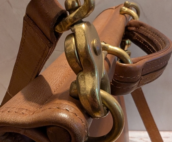 Vintage Coach Willis Leather Crossbody Bag in British Tan - Picture 5 of 16